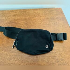 Lululemon Everywhere belt bag-1L-black